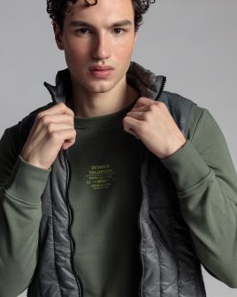 SZÜRKE FÉRFI MELLÉNY 1D24SS7003SL1600