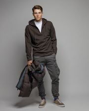 BARNA FÉRFI KAPUCNIS PULÓVER