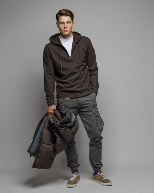 BARNA FÉRFI KAPUCNIS PULÓVER 1D25FW4002LS0104