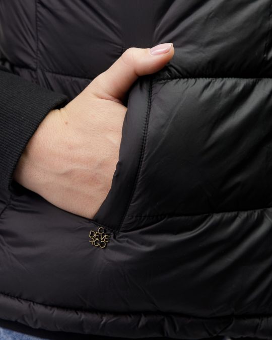 FEKETE NŐI KAPUCNIS MELLÉNY 2D25FW7523SL1600