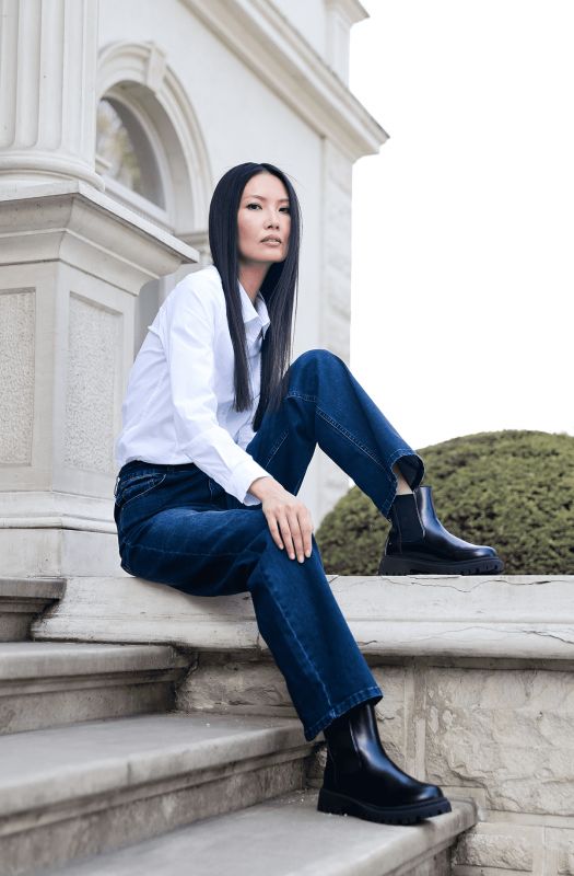 7 Tiszta, időtlen look: kék farmer és fehér ing