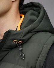 KHAKI FÉRFI KAPUCNIS MELLÉNY